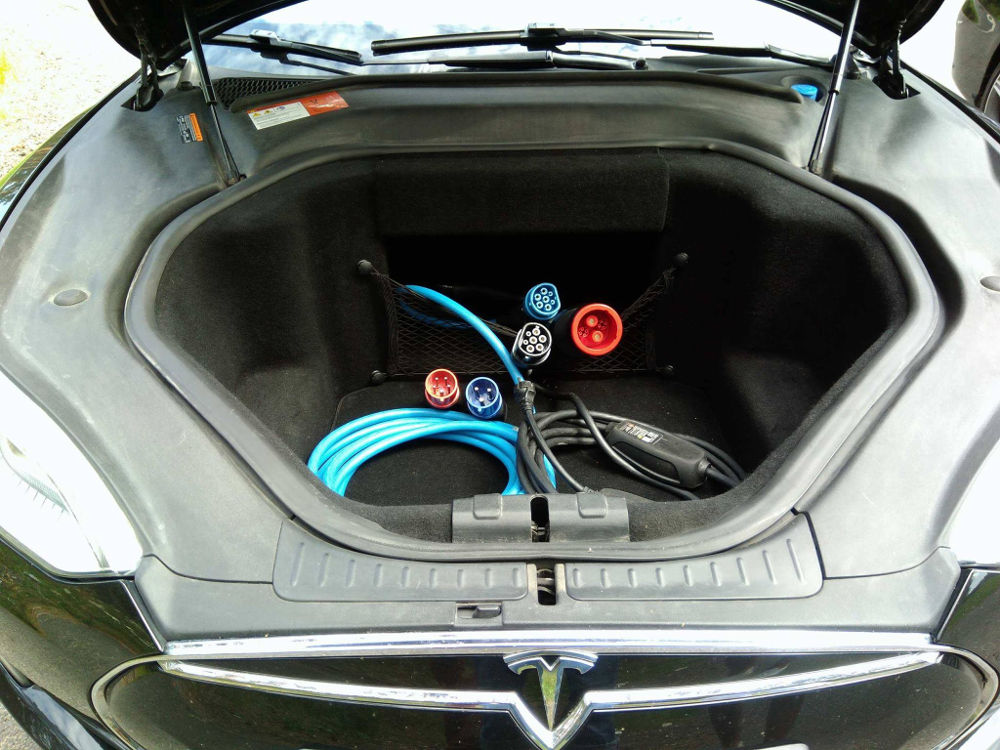 Tyle różnych kabli do ładowania przydaje się w Polsce właścicielom Tesli, aby wykorzystać każdą możliwość doładowania auta w trasie tech ev tesla wtyki