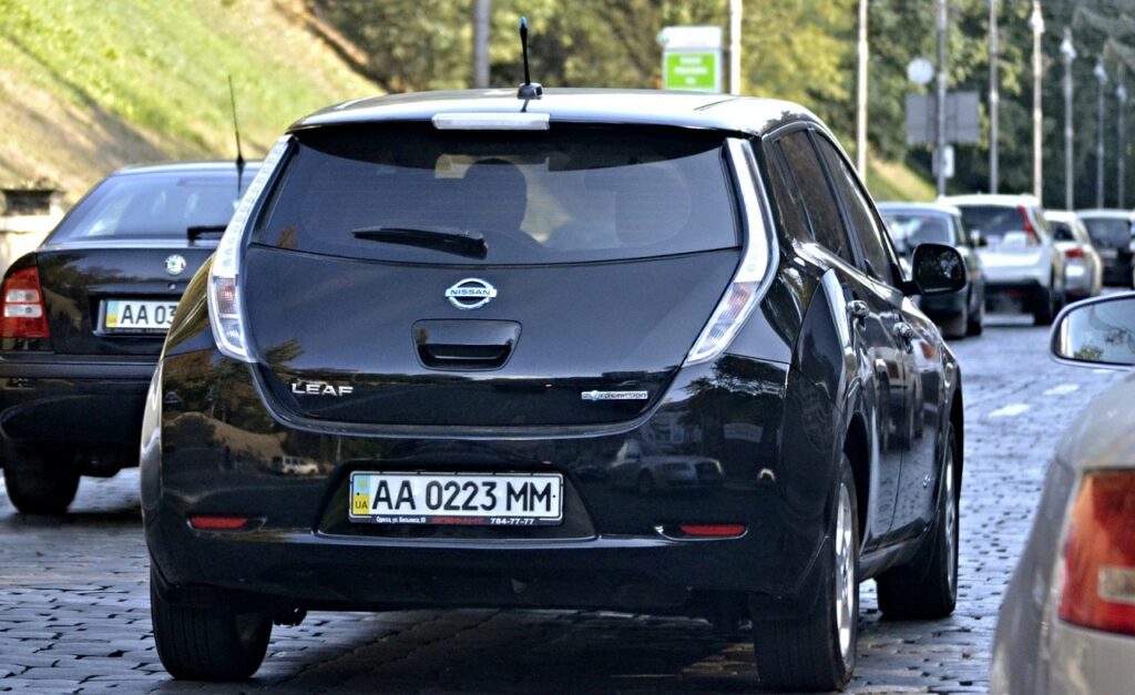 Samochd-elektryczny-Nissan-Leaf-na-Ukrainie