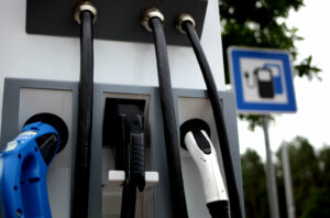 W Niemczech można spotkać już jednolite oznakowanie ładowarek, w Szwecji drogowskazy na stacje ładowania pojawiają się obok drogowskazów na stacje benzynowe i ładowania CNG. W Polsce nigdzie jeszcze takich oznakowań dróg nie znajdziemy ladowarka ev auto