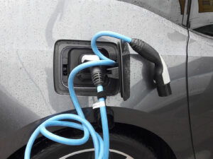ev_ladowanie_bmw_i3_deszcz