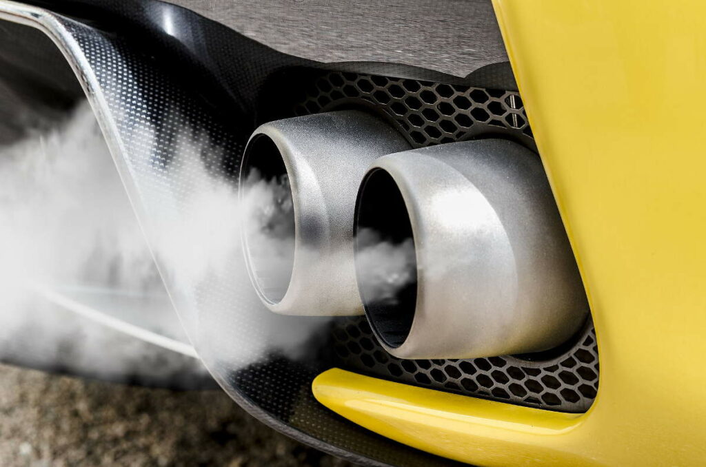 samochod spaliny dym smog