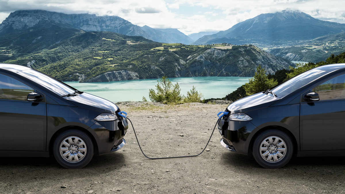 Samochód ma służyć jako magazyn energii na domowe potrzeby, a także... jeżdżący power-bank, dzięki któremu podładujemy inne auto w potrzebie. sion ladowanie ev