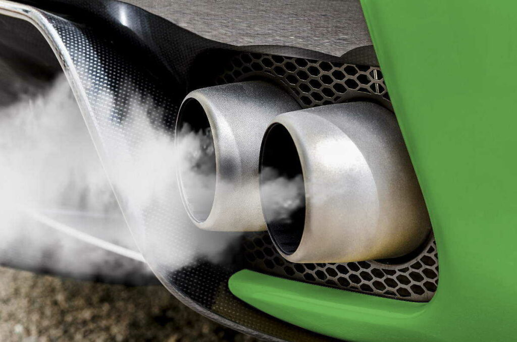 samochod spaliny dym smog zielony