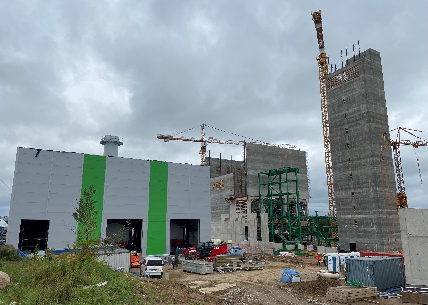 5 Widok sciany frontowej budynku kotlowni szczytowej czesci konstrukcji nosnej kotla bunkier Pylon komunikacyjny