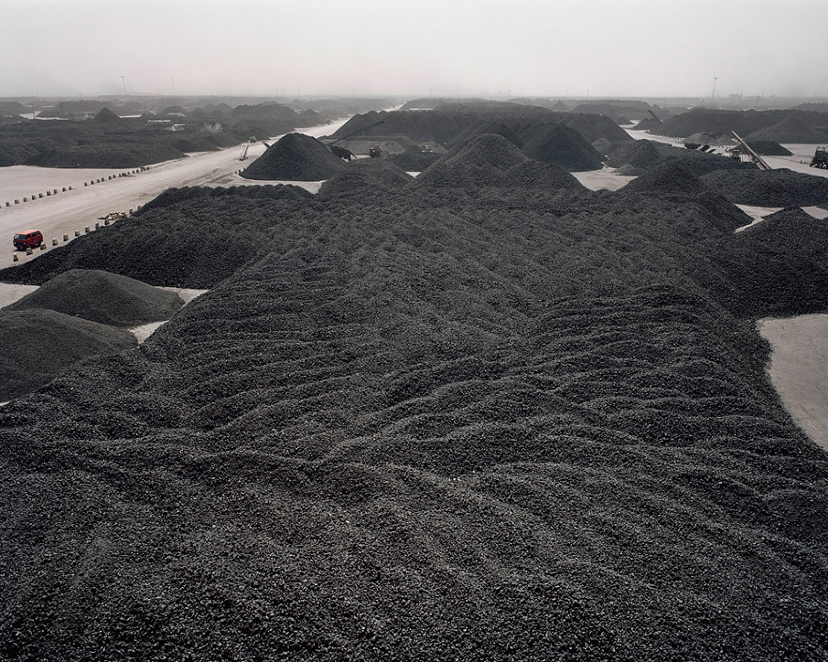 Edward Burtynski zrobił to słynne już zdjęcie w porcie Tianjin w 2005 r. Chiny zużywają ok. 4 mld ton węgla rocznie - czyli 80 razy więcej niż Polska