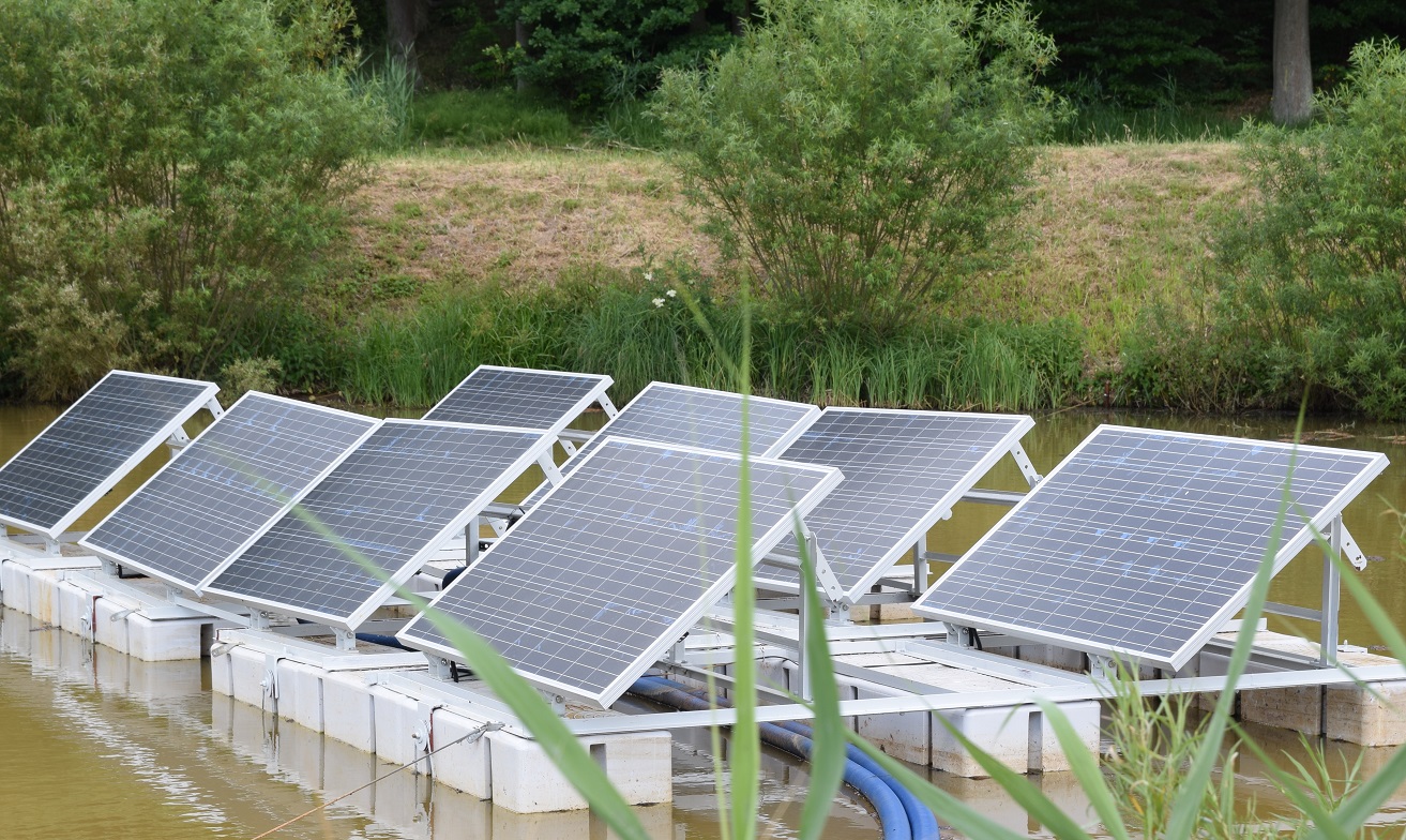 Energa OZE – panele PV pilotażowo zamontowane na wodzie w Łapinie