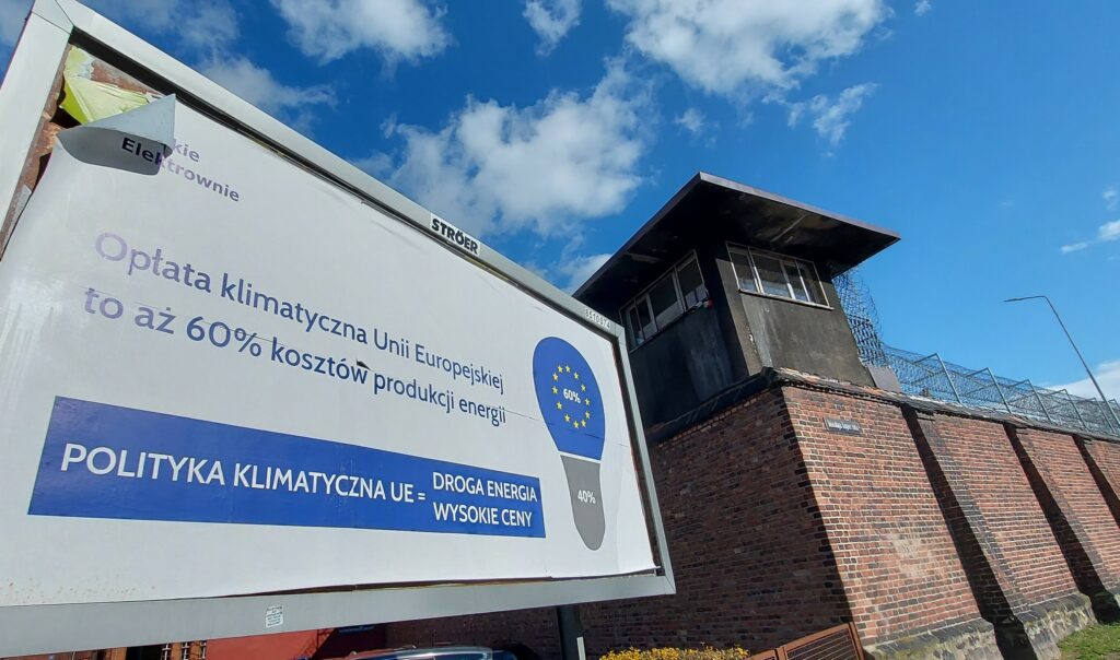 Polskie elektrownie kampania z żarówką polityka klimatyczna UE. Areszt śledczy Katowice, fot. Tomasz Elżbieciak