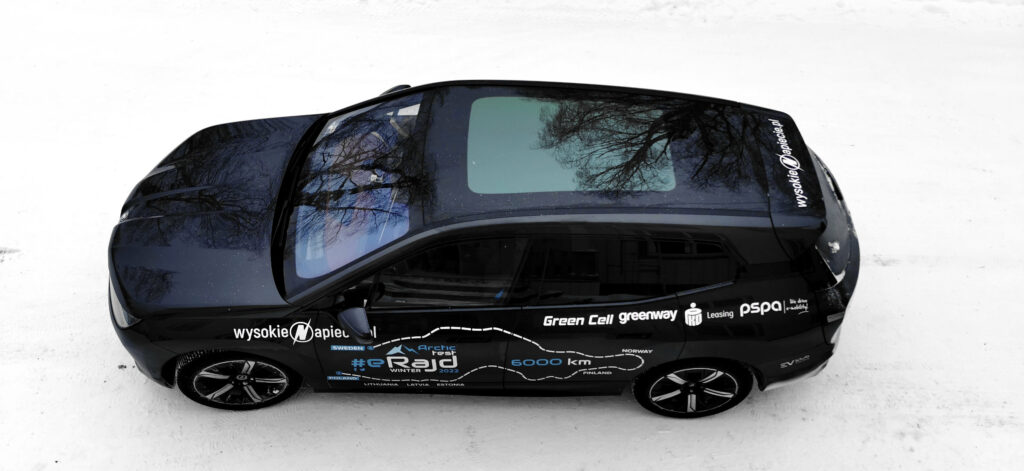bmw ix na sniegu