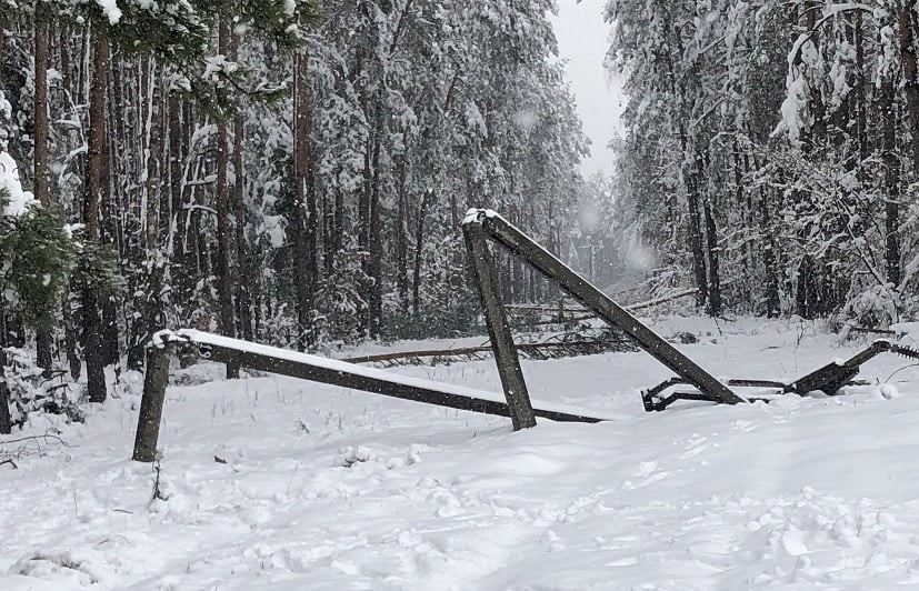Slup energetyczny zlamany sieci linie Fot PGE Dystrubcja