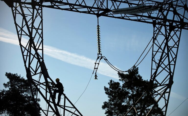 Słupy sieci elektroenergetyczne Fot. Energa