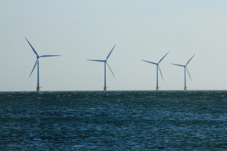 Morska farma wiatrowa offshore fot. Depositphotos
