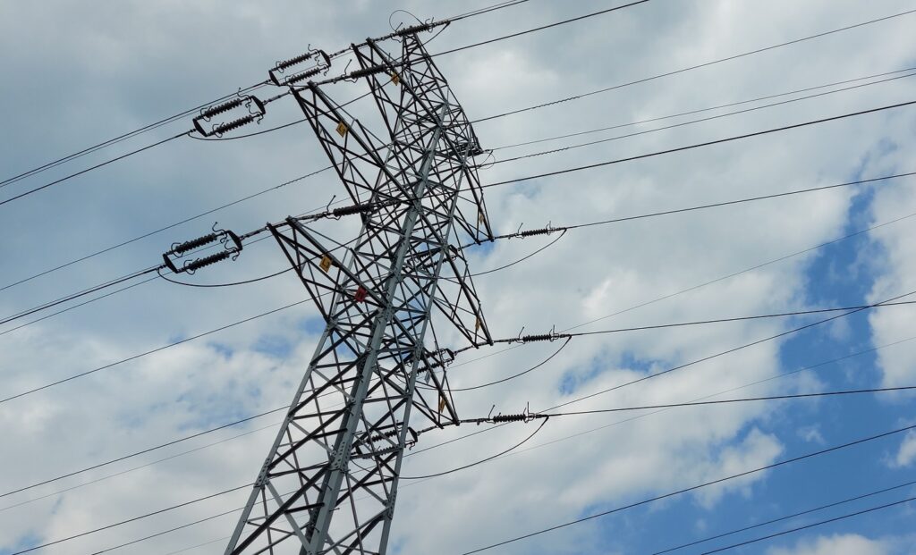 Sieci elektroenergetyczne słup sieć linia Fot. Tomasz Elżbieciak