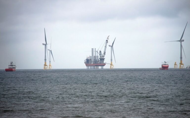 morskie farmy wiatrowe offshore fot. Depositphotos