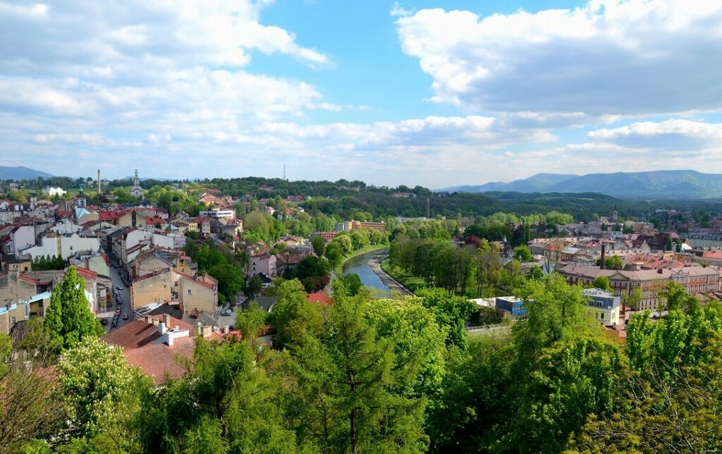 Rzeka Olza oddzielająca Cieszyn (po lewej) od czeskiego Cieszyna Fot Depositphotos