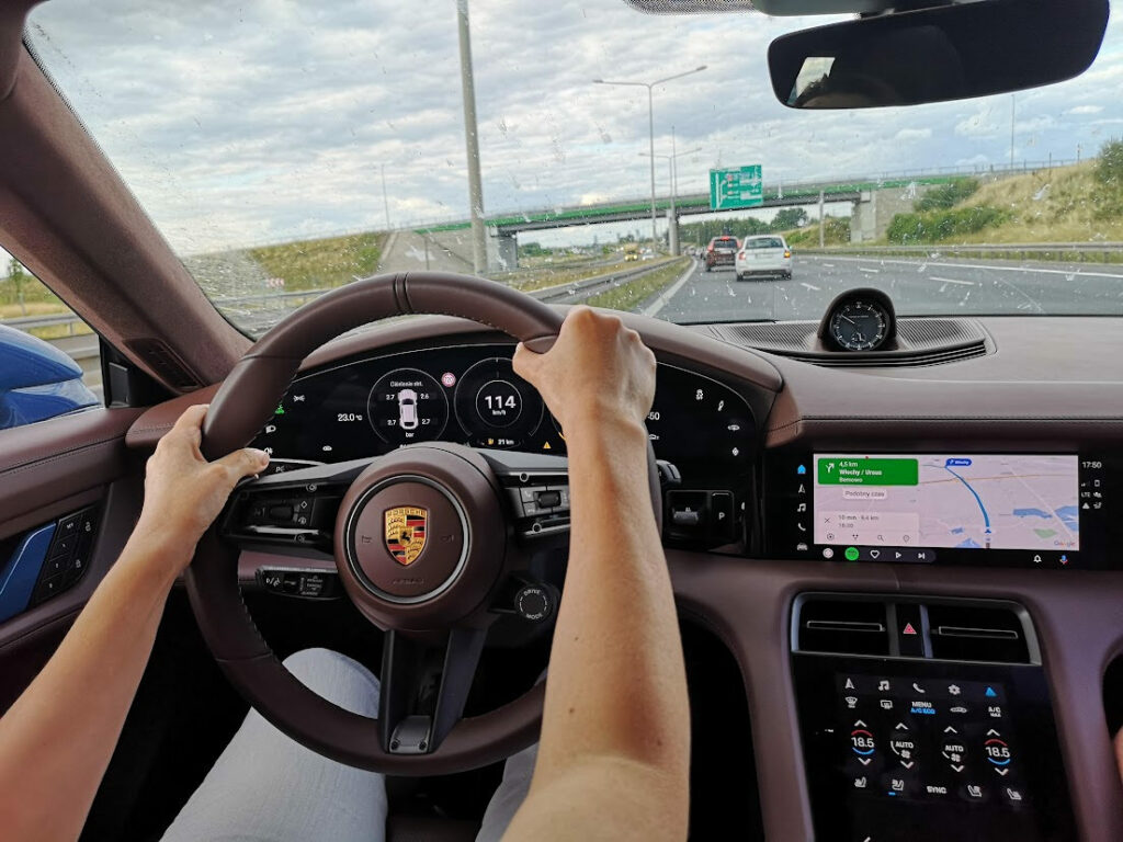 porsche taycan elektryczne wnetrze