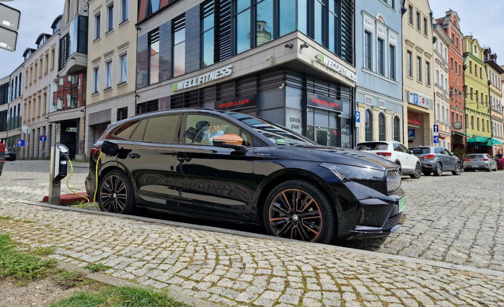 skoda enyaq bok jelenia