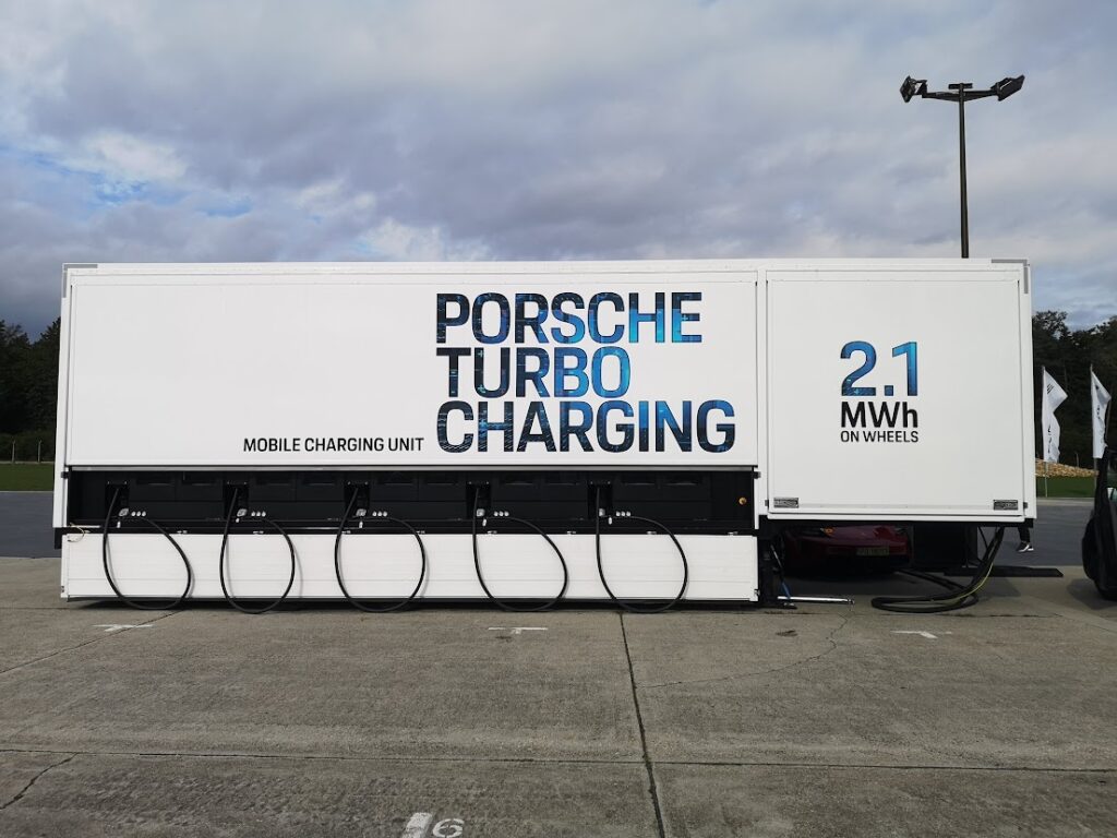 Mobilna stacja ładowania samochodów elektrycznych z magazynem energii o pojemności 2,1 MWh