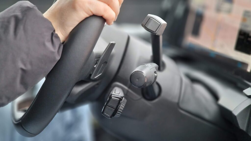 Renault Megane e-tech - Dźwignia czy łopatka przy kierownicy to jeden z bardziej intuicyjnych sposobów sterowania funkcjami auta. Jednak gdy z jednej strony mamy ich łącznie cztery, wymaga to chwili przyzwyczajenia zanim przestaniemy włączać wycieraczki gdy będziemy chcieli cofnąć