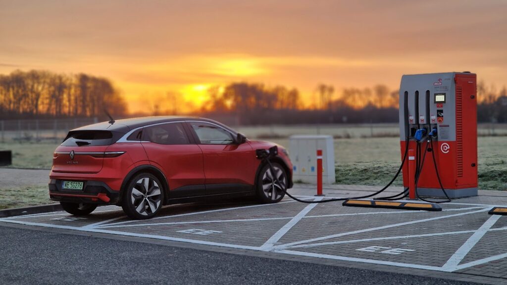 Renault Megane e-tech - ładowarka Orlrn