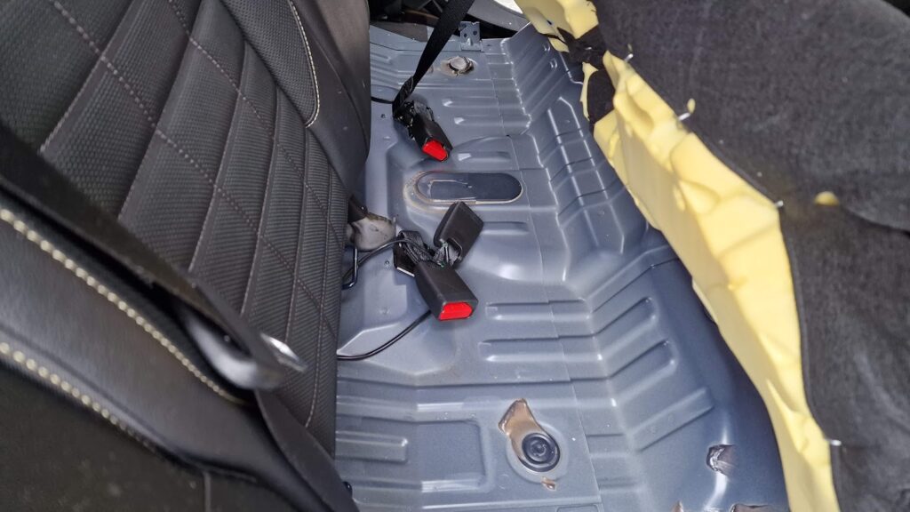 Renault Megane e-tech - Pośrodku karoserii pod tylną kanapą strażacy znajdą owalną zaślepkę, która umożliwia dostęp bezpośrednio do obudowy akumulatora w celu jego szybkiego ugaszenia.