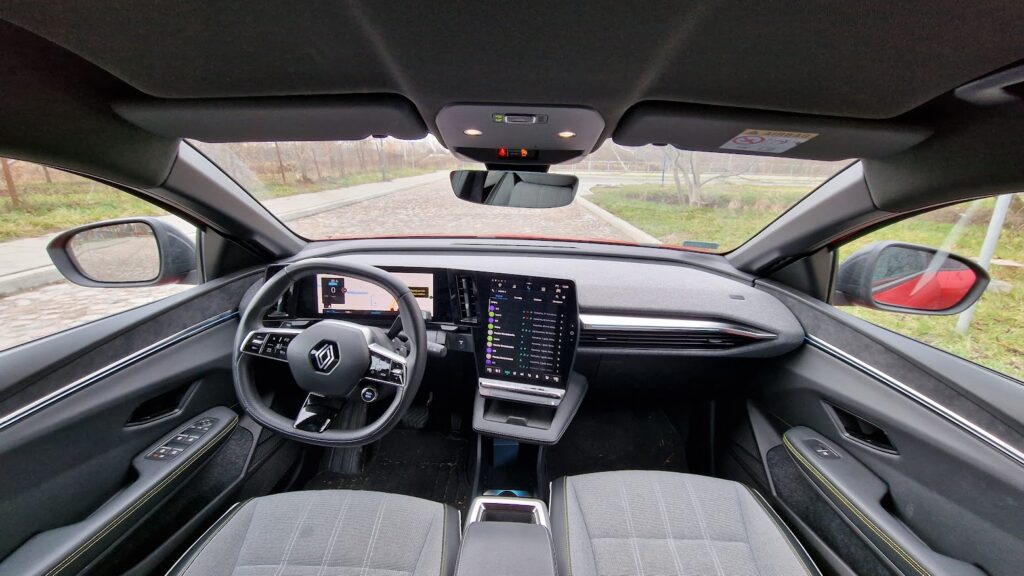 Duże ekrany zwrócone w stronę kierowcy ułatwiają sterowanie Renault Megane e-tech