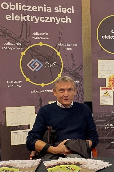 Dr inż. Edward Siwy – wieloletni pracownik i wykładowca Wydziału Elektrycznego Politechniki Śląskiej w Gliwicach, stypendysta naukowy w Niemczech i Stanach Zjednoczonych; twórca wielu opracowań i publikacji branżowych; współzałożyciel i prezes firmy IPC Sp. z o.o.; współautor oprogramowania OeS Obliczenia Sieciowe oraz ZikOS Linie Napowietrzne; autor wielu analiz i ekspertyz sieciowych; aktywnie związany z działalnością PTPiREE w obszarze zagrożenia porażeniowego; współautor wytycznych i szkoleniowiec.