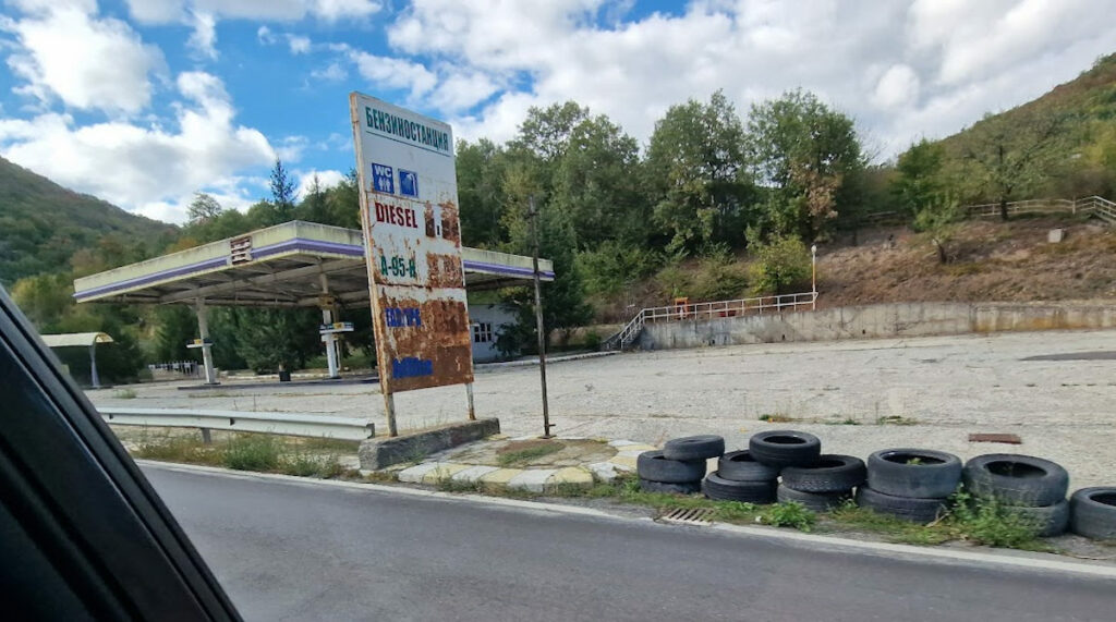 stacja paliw opuszczona