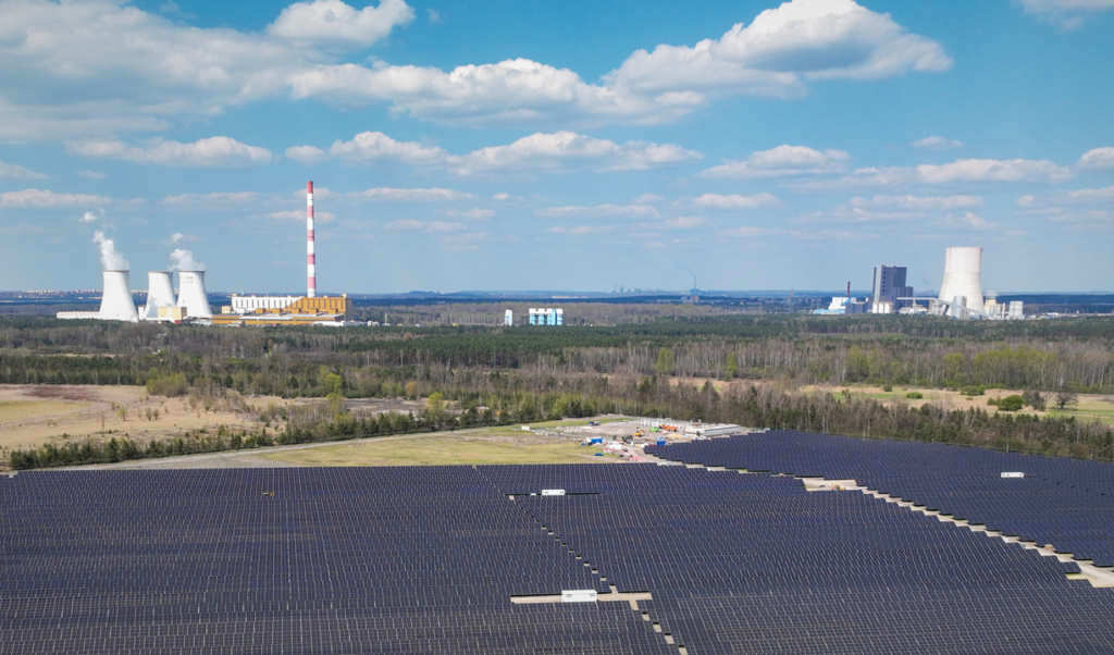 Po lewej stara Elektrownia Jaworzno III, a po prawej nowy blok 910 MW. U dołu budowana farma PV w Mysłowicach. Fot. Tauron