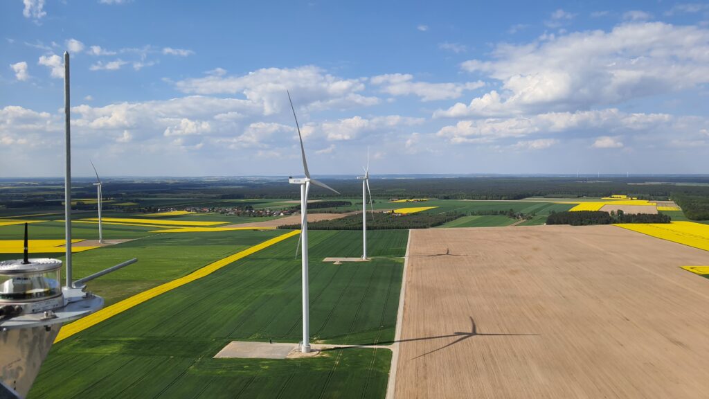 Farma wiatrowa Baranów-Rychtal zrealizowana przez VSB zaopatruje w energię elektryczną 36 000 polskich gospodarstw domowych i jest ważnym krokiem w kierunku osiągnięcia krajowych celów w zakresie energii odnawialnej.