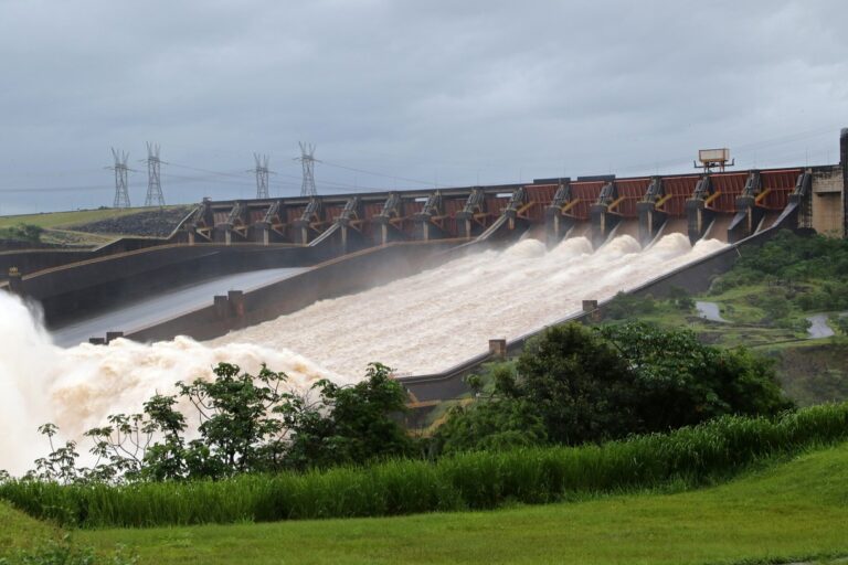 Elektrownia wodna na Tamie Itaipu na granicy Paragwaju i Brazylii. Fot. Depositphotos