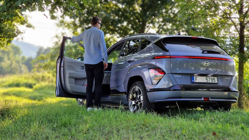 hyundai kona electric 2024 back man