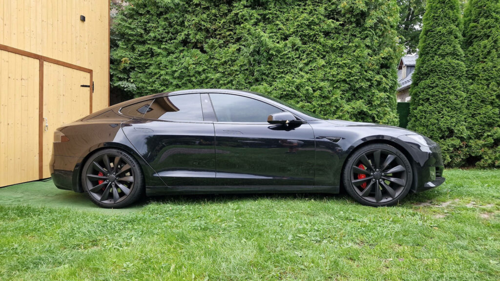 tesla model s bok