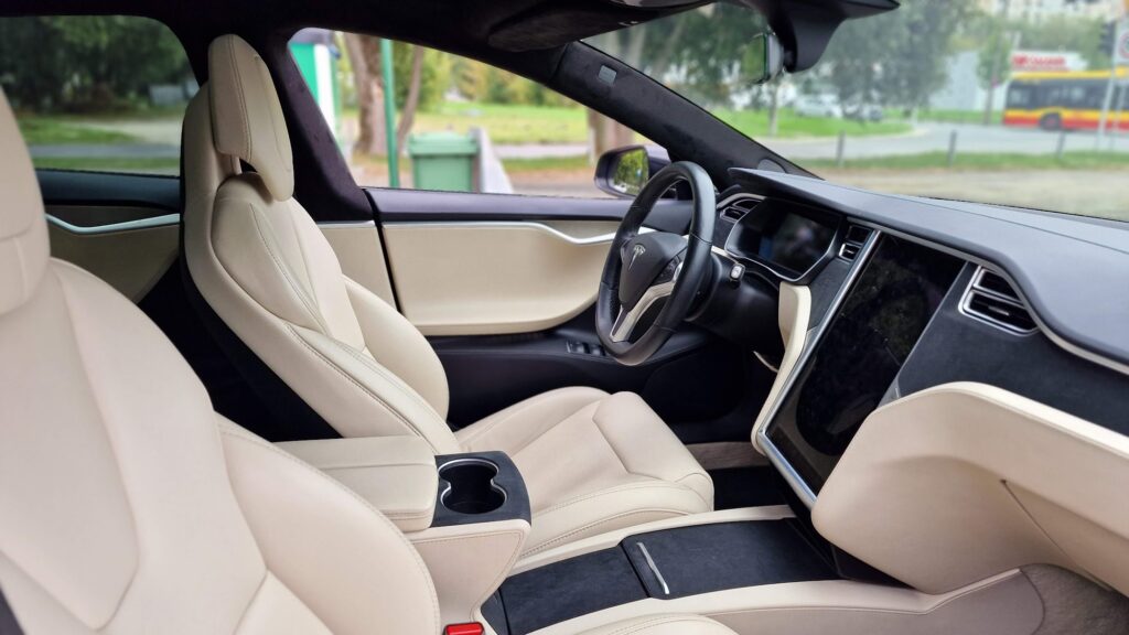 tesla model s wnetrze p100d srodek