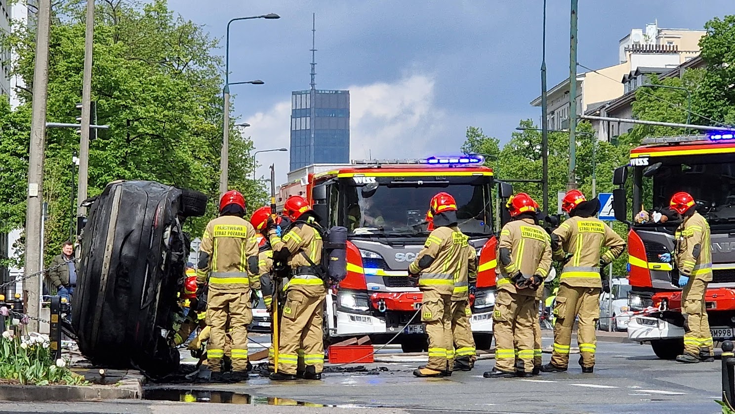 Pożar elektryka w Warszawie: Strażacy… wysypali z niego paluszki