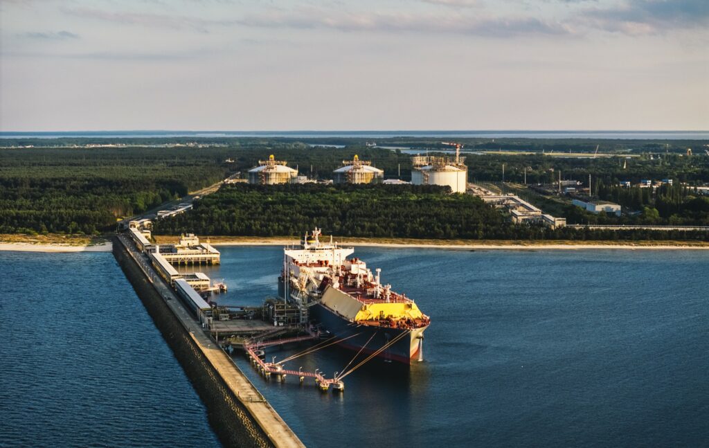 Terminal LNG w Świnoujściu po rozbudowaniu o trzeci zbiornik. Fot. Gaz-System