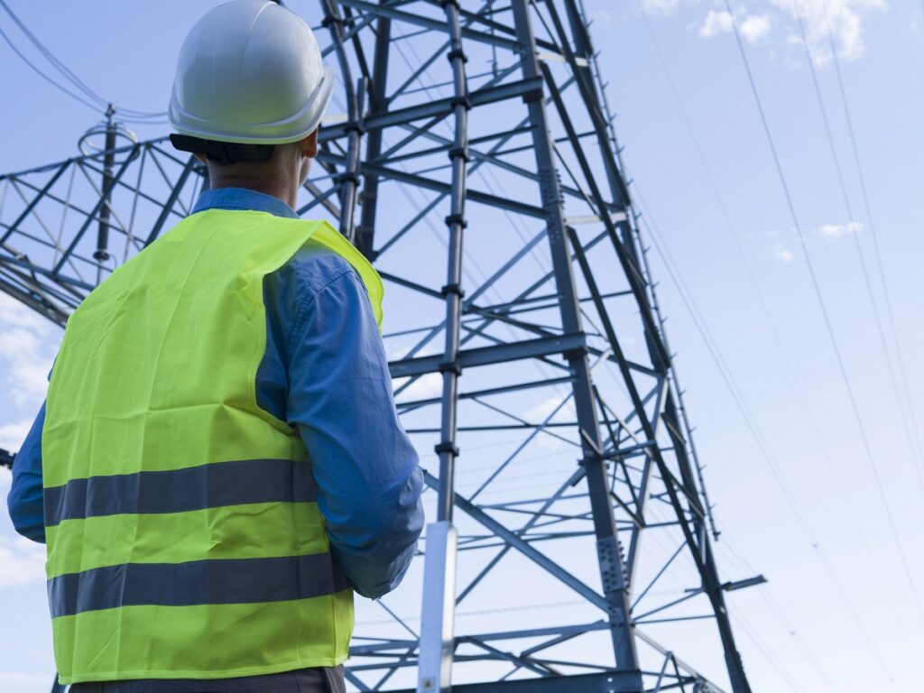 Słupy sieć elektroenergetyczna Fot. Depositphotos