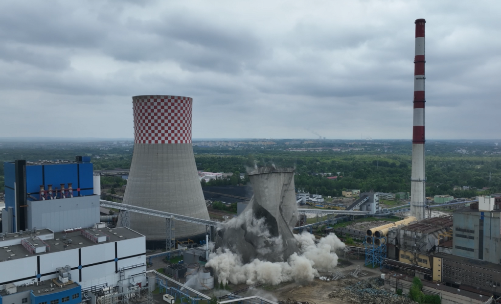 Wyburzenie ostatniej chłodni kominowej dawnych bloków klasy 120 MW w Elektrowni Łagisza Fot Tauron