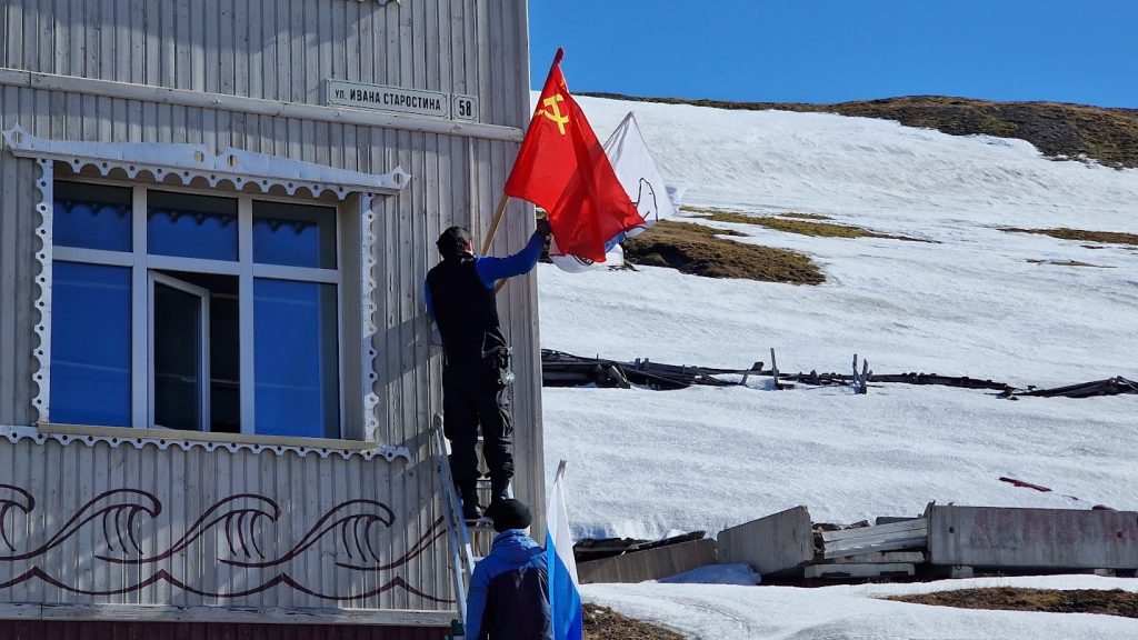 barentsburg zsrr rosja flagi