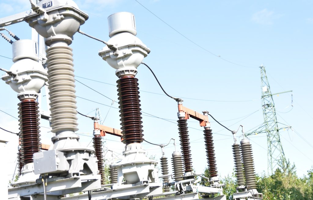 infrastruktura wysokiego napiecia izolatory sieci. Fot. Energa