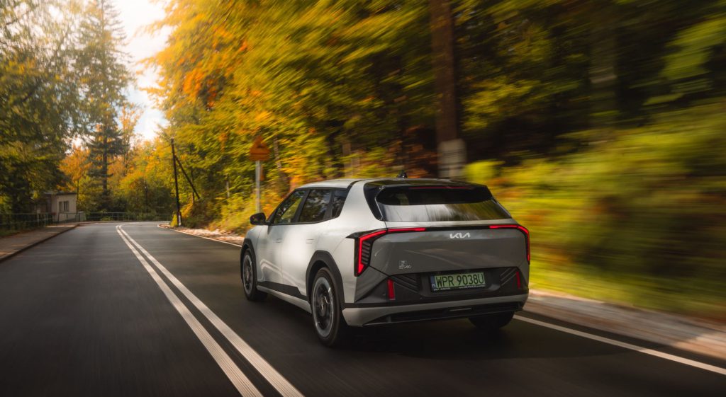 Kia EV4 na drogach krajowych może zrobić od 500 do nawet 600 km bez ładowania (fot. Kia Polska)