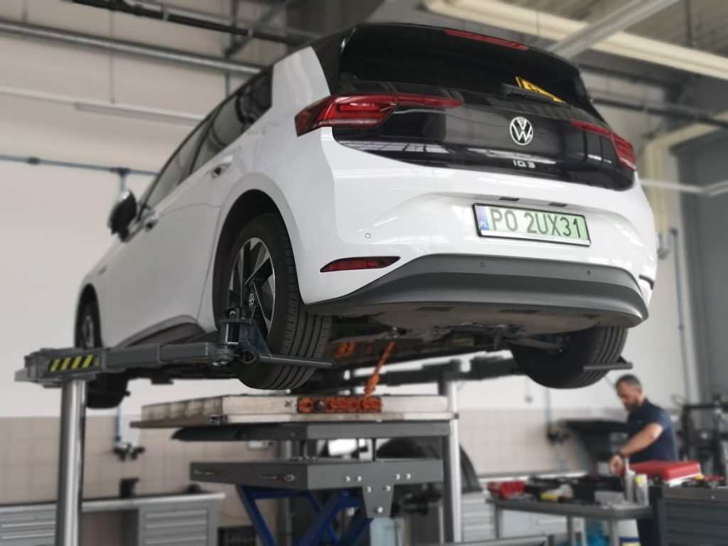 Wszystkie samochody elektryczne są zaprojektowane tak, aby można było odkręcić i wyciągnąć baterię spod spodu