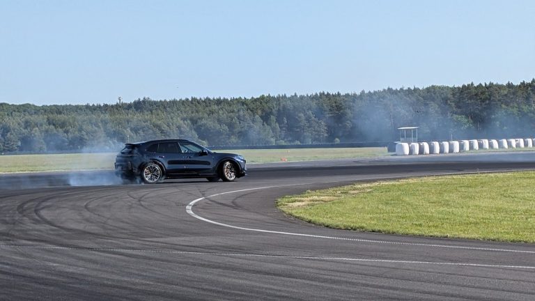 porsche cayenne electric tor