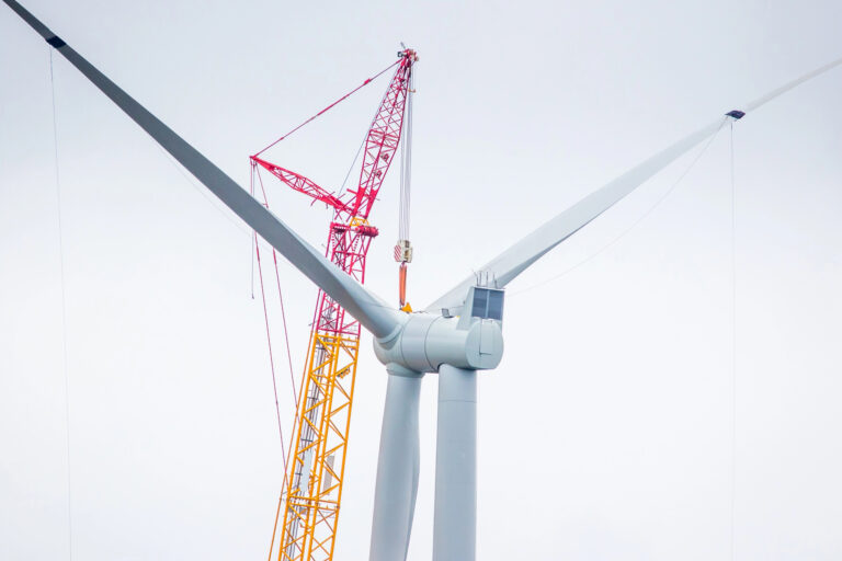 Wiatr dźwig turbina wiatrowa . Fot. Depositphotos